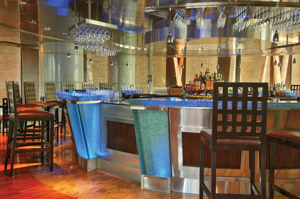 Hyatt Regency Mumbai International Airport Hotell Exteriör bild The bar at the Blue Water Grill