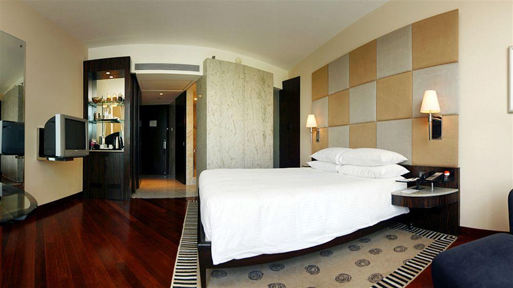 Hyatt Regency Mumbai International Airport Hotell Exteriör bild A room at the hotel