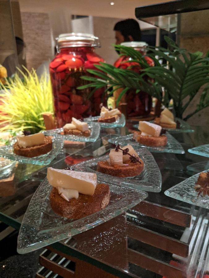 Hyatt Regency Mumbai International Airport Hotell Exteriör bild A selection of desserts