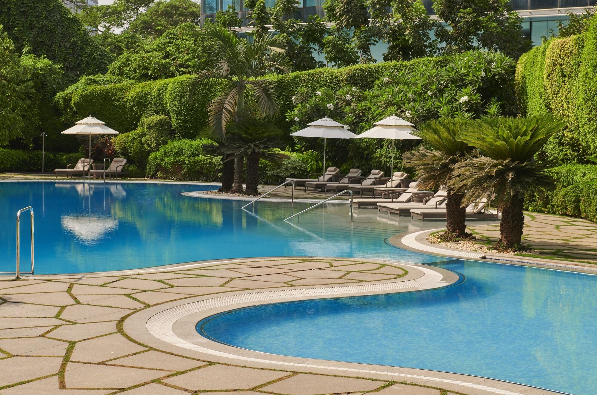 Hyatt Regency Mumbai International Airport Hotell Exteriör bild The swimming pool at the hotel