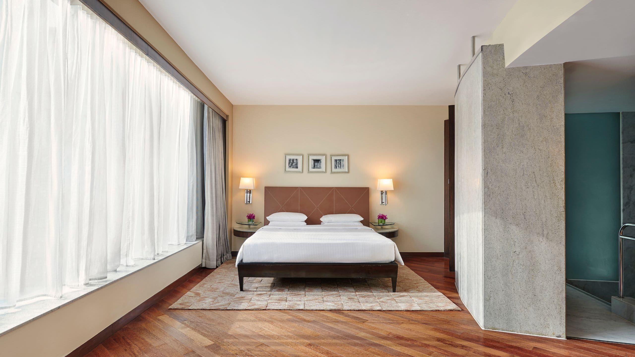 Hyatt Regency Mumbai International Airport Hotell Exteriör bild A bedroom at the hotel