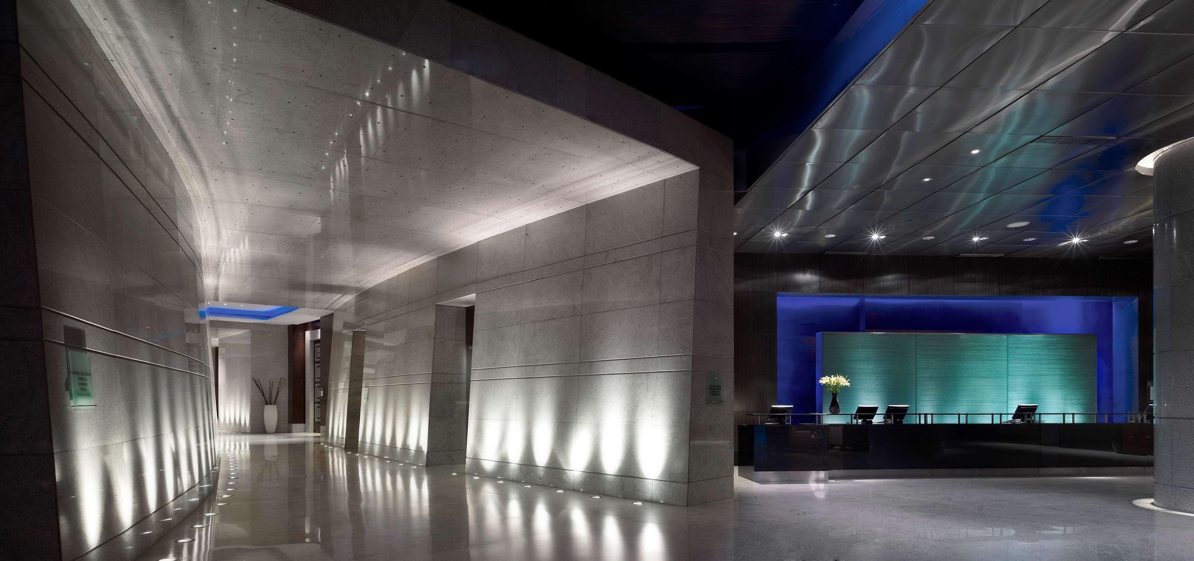 Hyatt Regency Mumbai International Airport Hotell Exteriör bild The interior of the hotel