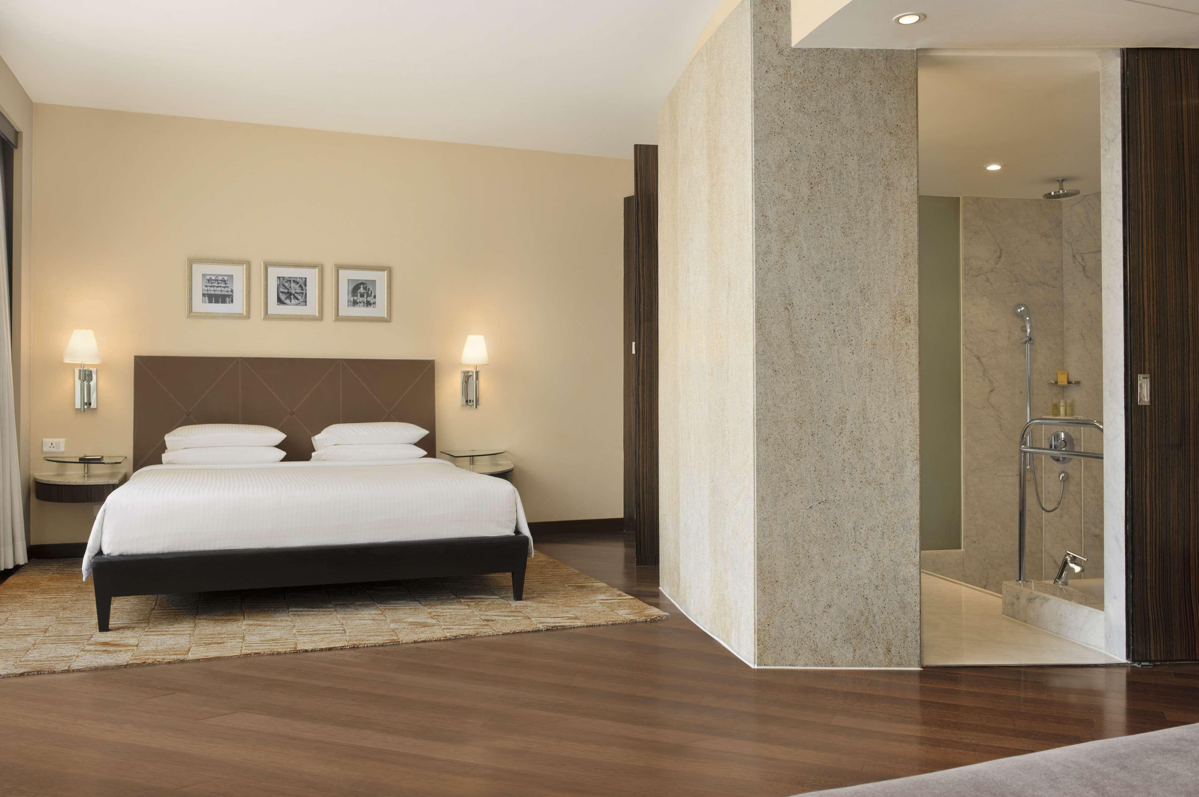 Hyatt Regency Mumbai International Airport Hotell Exteriör bild A bedroom at the hotel