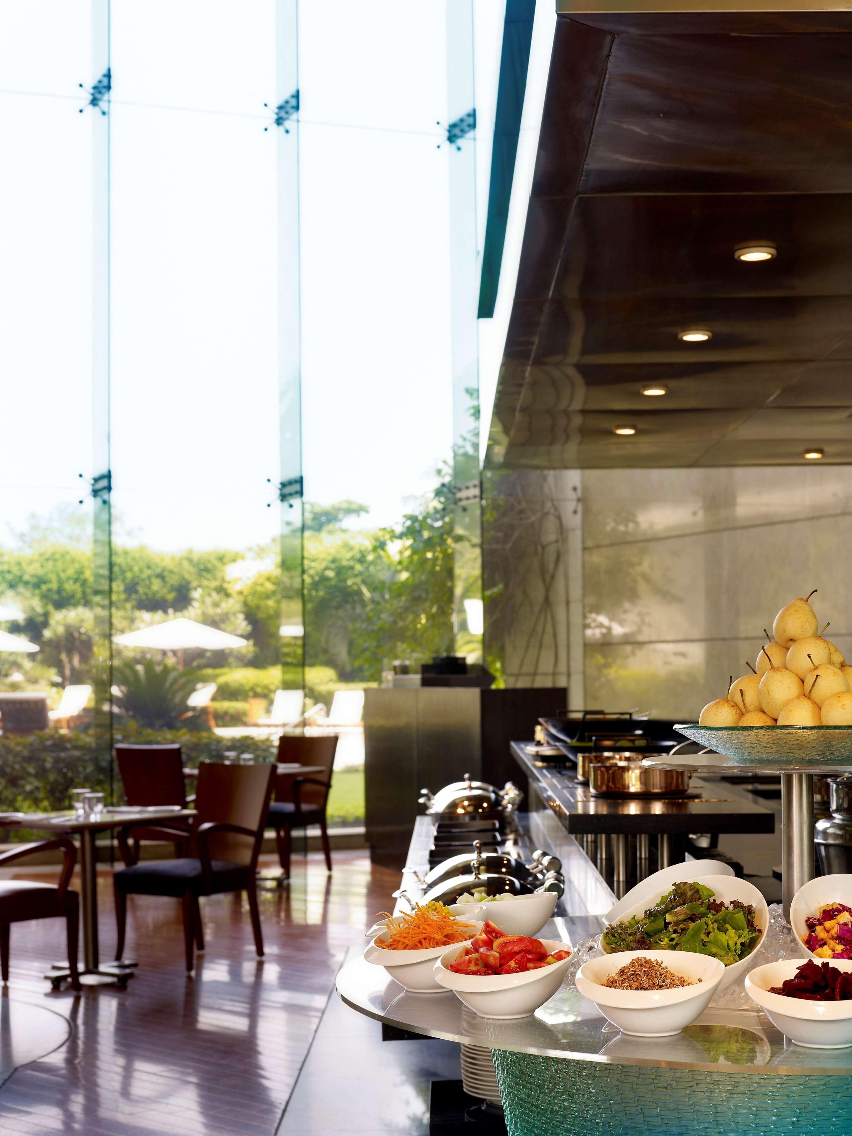 Hyatt Regency Mumbai International Airport Hotell Exteriör bild The interior of the restaurant