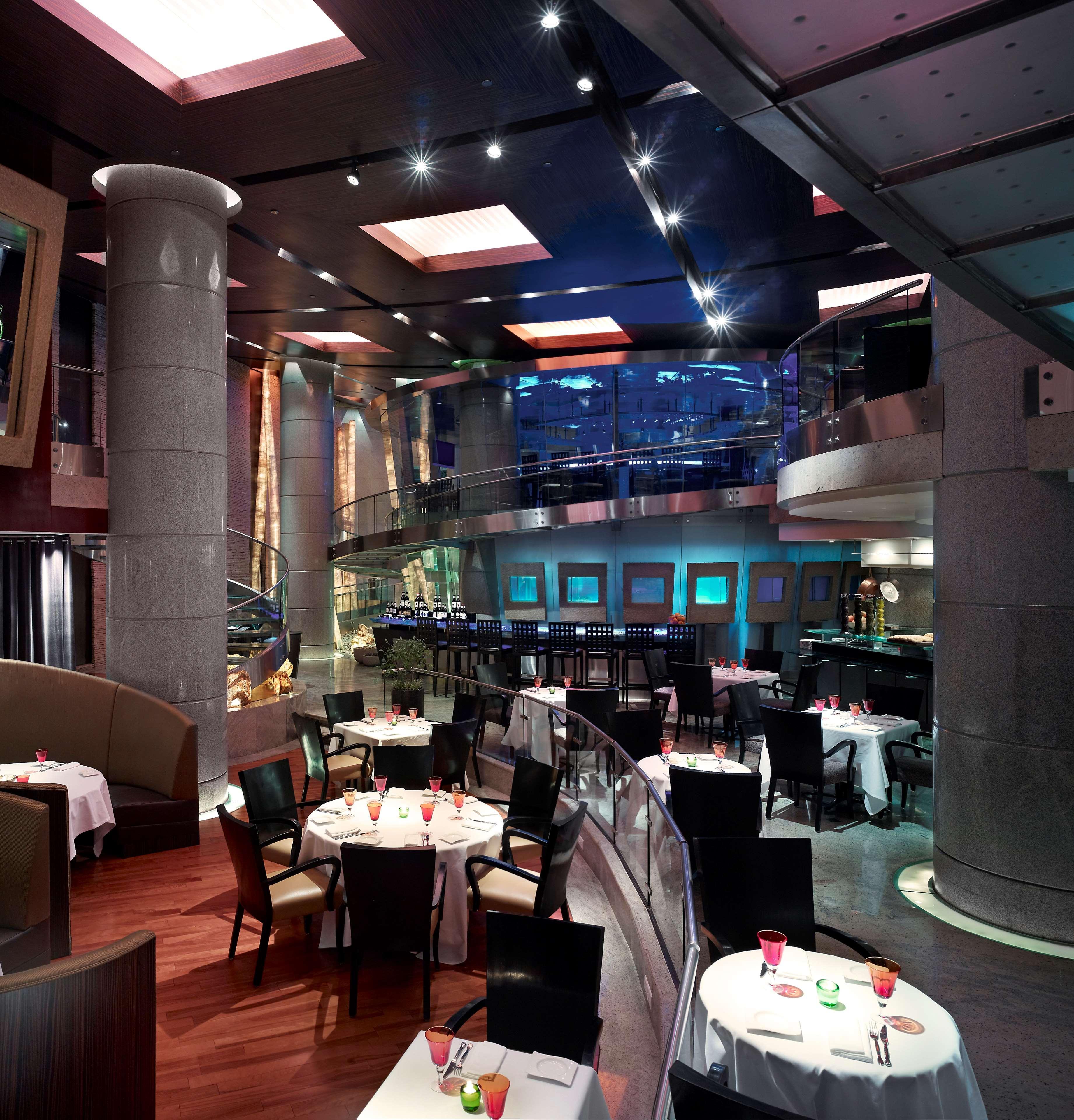 Hyatt Regency Mumbai International Airport Hotell Exteriör bild The interior of the restaurant