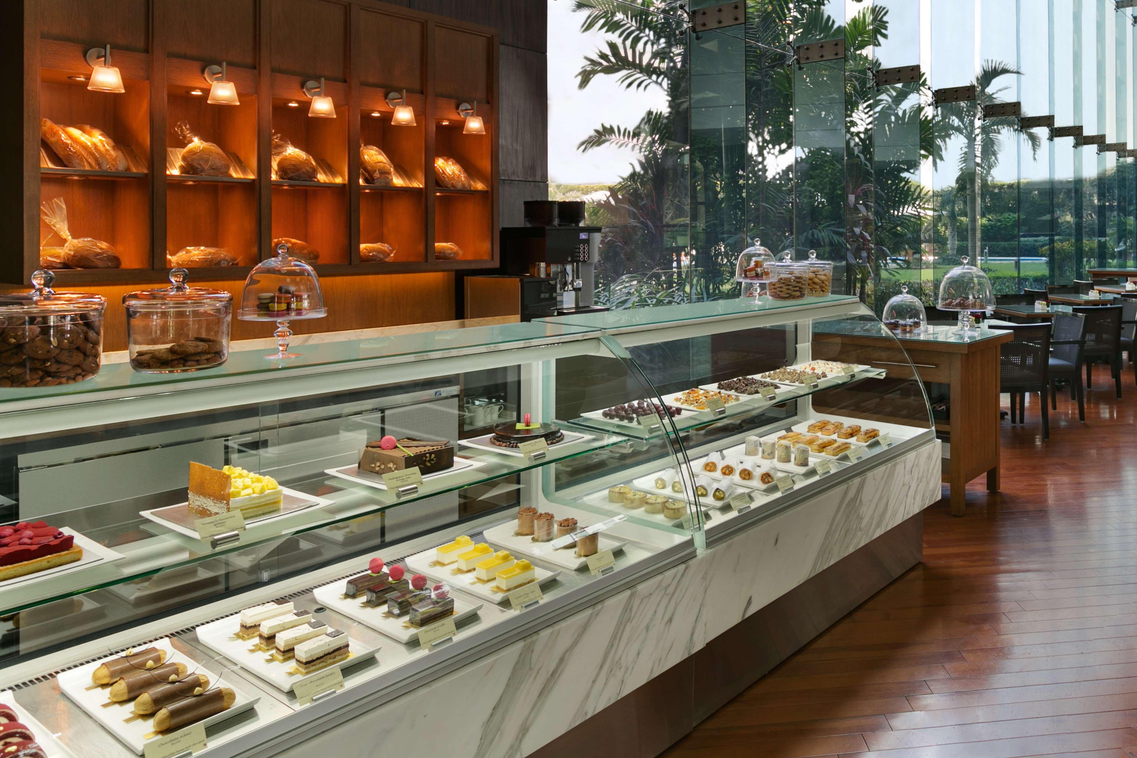 Hyatt Regency Mumbai International Airport Hotell Exteriör bild The Pastry Shop