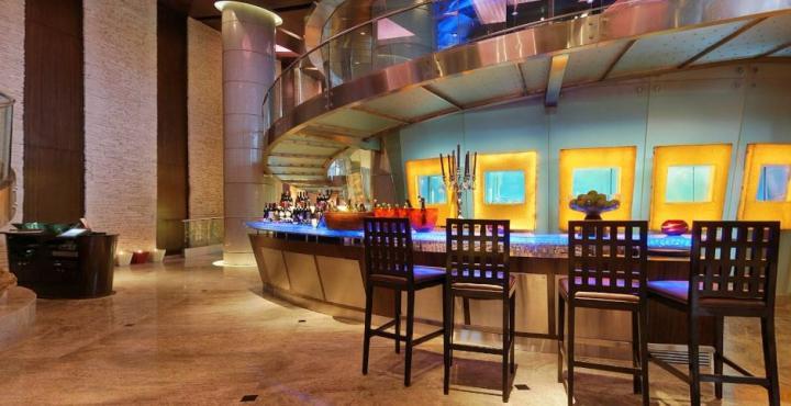 Hyatt Regency Mumbai International Airport Hotell Exteriör bild The bar at the lobby
