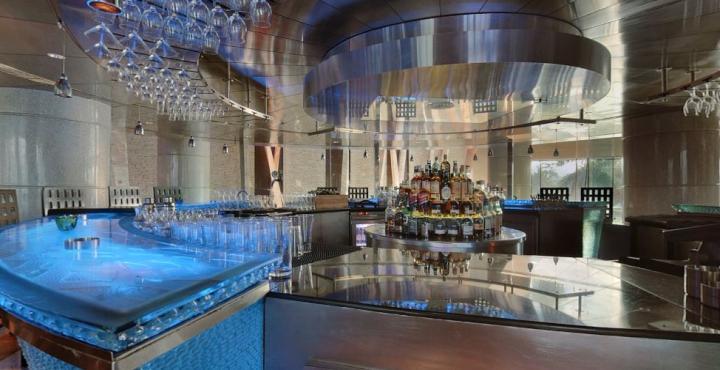 Hyatt Regency Mumbai International Airport Hotell Exteriör bild The bar at the 360° Lounge