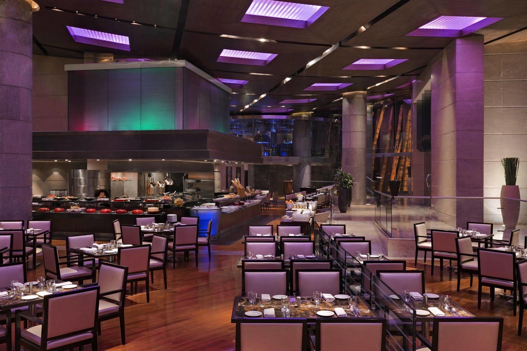 Hyatt Regency Mumbai International Airport Hotell Exteriör bild The restaurant