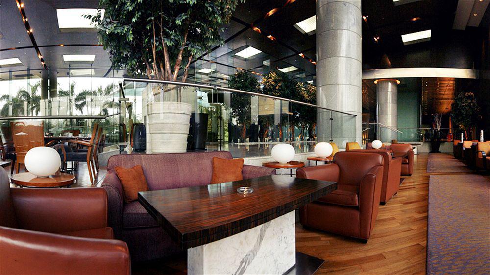 Hyatt Regency Mumbai International Airport Hotell Exteriör bild The interior of the lounge